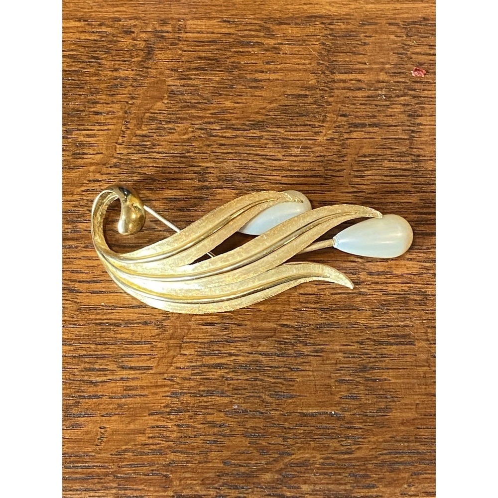 Vintage Signed Kramer 3" Brooch Gold-Tone Leaves with Teardrop Faux Pearls 1950s